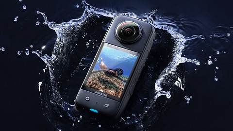 Die Insta360 X3 Kamera in einer Wasserpfütze. - Foto: Insta360