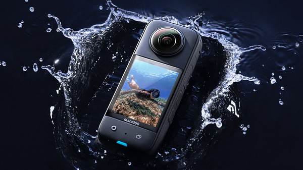 Die Insta360 X3 Kamera in einer Wasserpfütze. - Foto: Insta360
