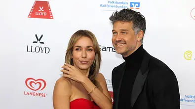 Wayne und Annemarie Carpedale auf dem roten Teppich beim 50. Deutschen Filmball - Foto: IMAGO / Bildagentur Monn Wayne und Annemarie Carpedale auf dem roten Teppich beim 50. Deutschen Filmball - Foto: IMAGO / Bildagentur Monn