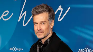 Wayne Carpendale während der Berlinale, er schaut in die Kamera. - Foto: IMAGO / APress Wayne Carpendale während der Berlinale, er schaut in die Kamera. - Foto: IMAGO / APress