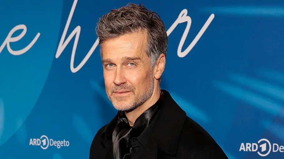 Wayne Carpendale nimmt sein neues Singledasein mit Humor. Wayne Carpendale während der Berlinale, er schaut in die Kamera.