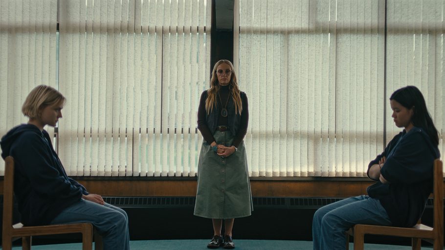 Alyvia Alyn Lind als Leila, Toni Collette als Evelyn Wade und Sydney Topliffe als Abbie in „Wayward – Unberechenbar“.
