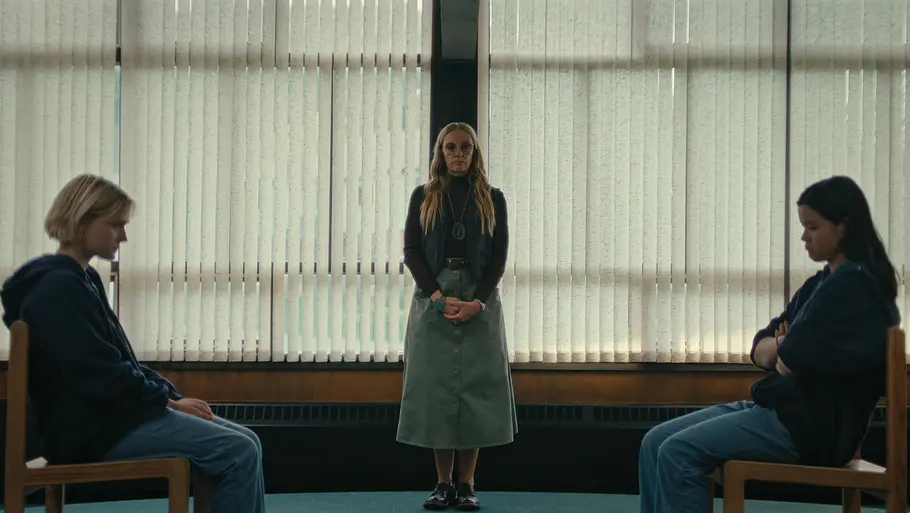 Alyvia Alyn Lind als Leila, Toni Collette als Evelyn Wade und Sydney Topliffe als Abbie in „Wayward – Unberechenbar“.