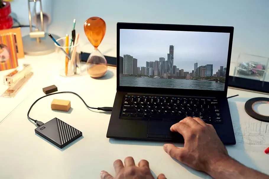 wd-festplatte-amazon-tvmovie WD Festplatte an Computer angeschlossen.