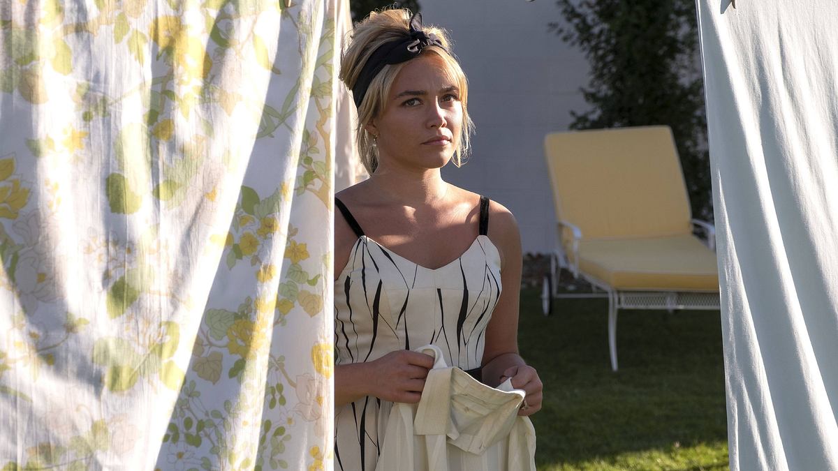 Florence Pugh steht an einer Wäscheleine!
