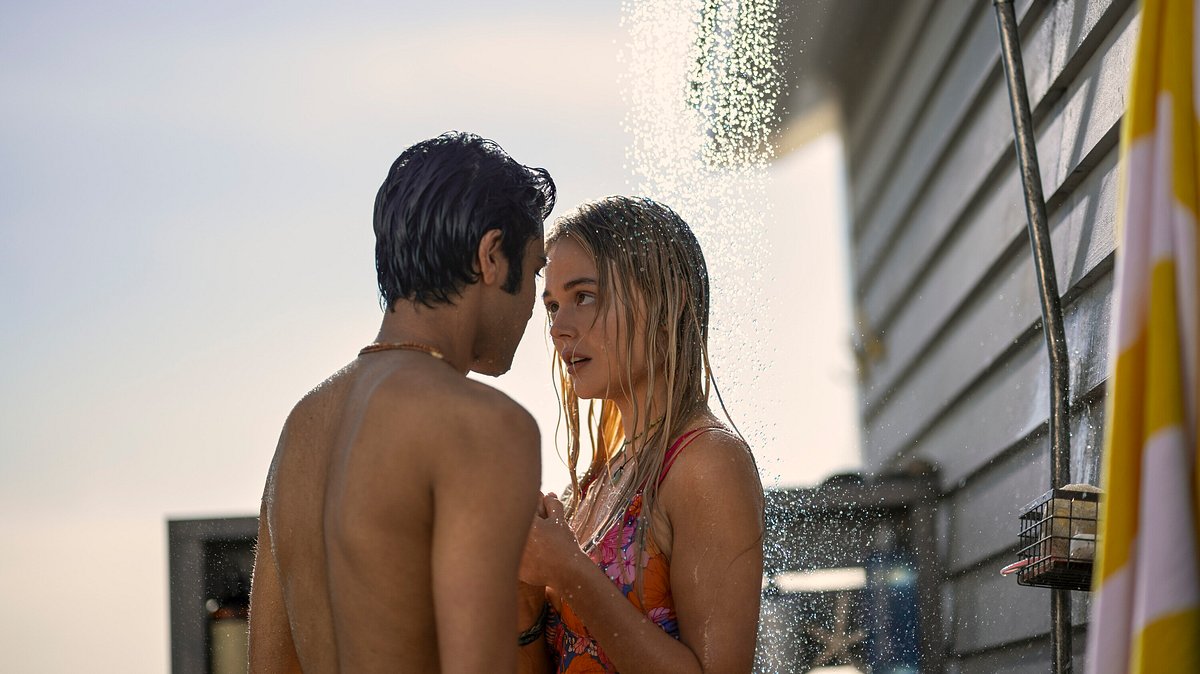 Cady wird diesen Sommer so schnell nicht vergessen. Gat und Cady stehen sehr eng beieinander draußen unter einer Dusche.