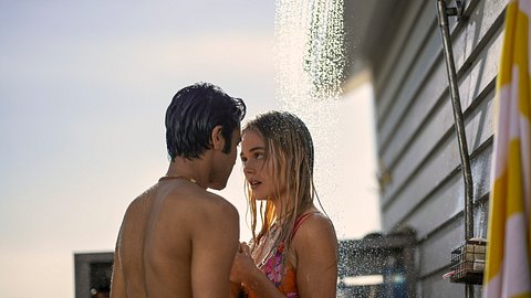 Gat und Cady stehen sehr eng beieinander draußen unter einer Dusche. - Foto:  Jessie Redmond/Prime