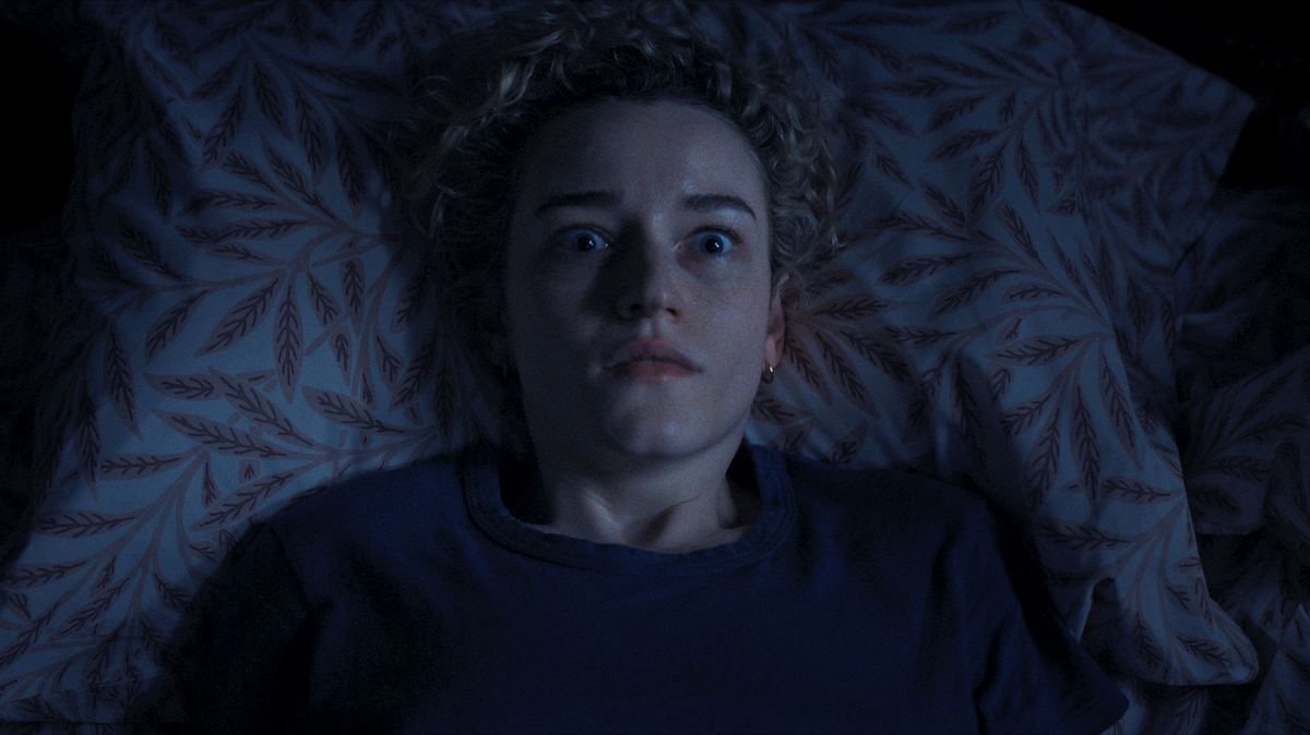 Weapons Julia Garner Julia Garner wacht nachts erschreckt im Bett auf im Film Weapons