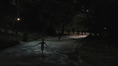 Man sieht mehrere Kinder, die in der Dunkelheit über eine Straße laufen. - Foto: Warner Bros. Pictures