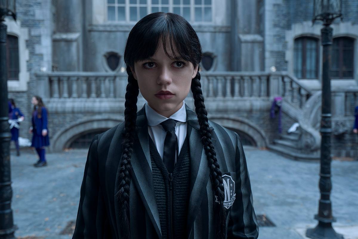 Jenna Ortega als Wednesday Addams in der Netflix-Serie „Wednesday“ Jenna Ortega als Wednesday Addams in der Netflix-Serie „Wednesday“ – düsterer Blick, Schuluniform und ikonischer Stil an der Nevermore Academy.