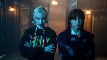 Enid und Wednesday aus „Wednesday“ stehen nebeneinander und schauen finster drein.  - Foto: BERNARD WALSH/NETFLIX