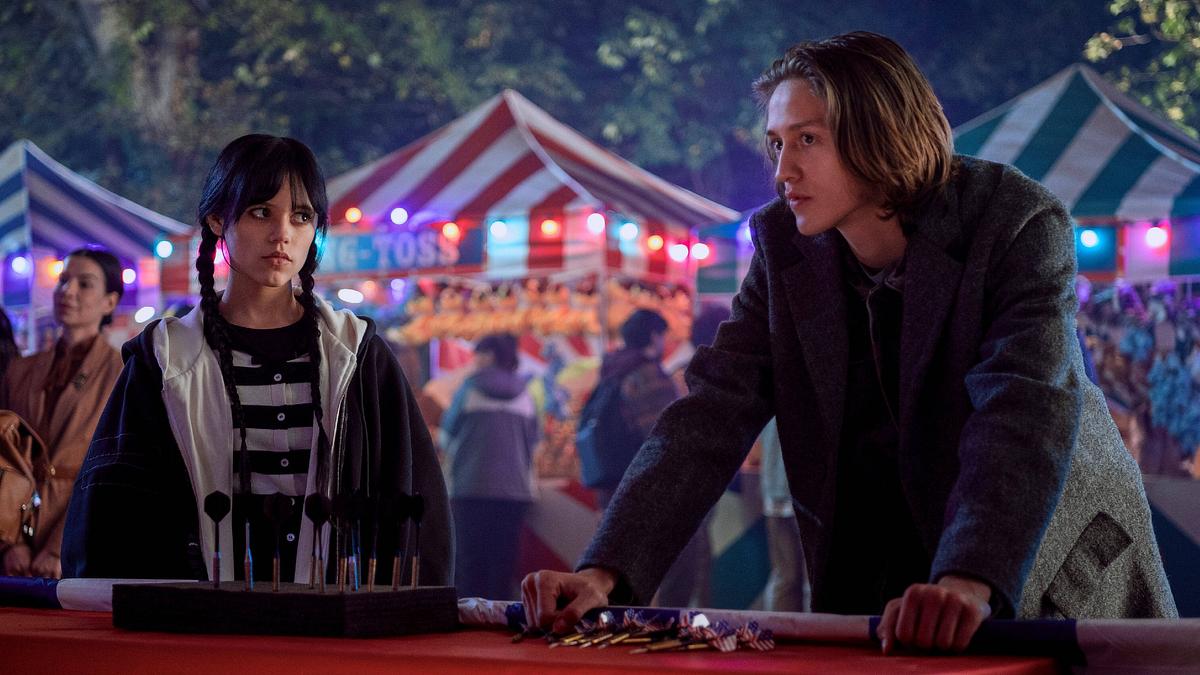 Xavier und Wednesday auf einem Jahrmarkt!