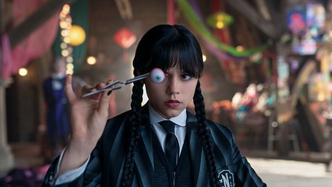 Jenna Ortega als Wednesday Addams, Nahaufnahme am Set, im Interview über Kobolde während der Dreharbeiten. - Foto: Netflix