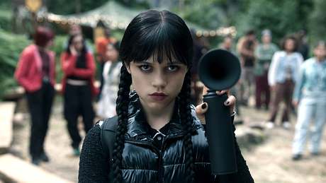 Wednesday mit einer schwarzen Huppe  - Foto: COURTESY OF NETFLIX