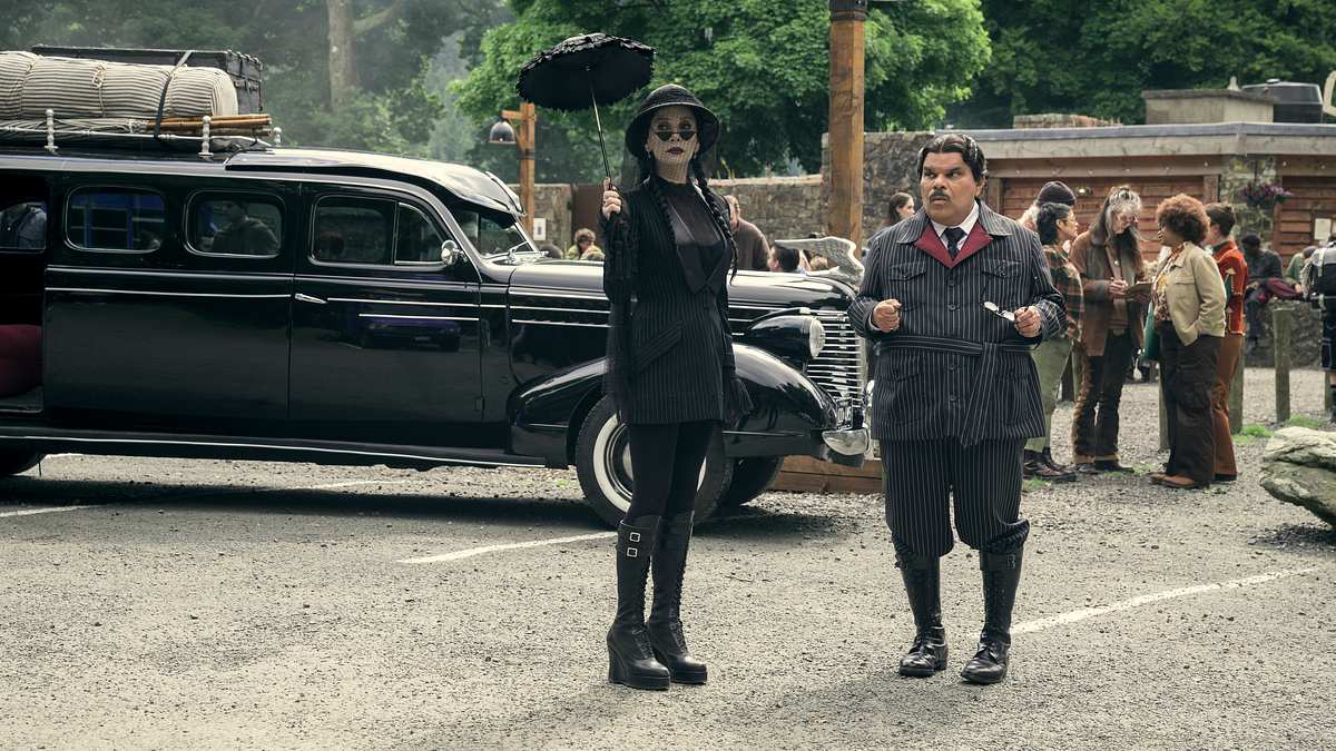 Morticia schaut zur Seite und Gomez beobachtet sie dabei