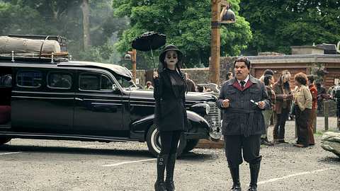 Morticia schaut zur Seite und Gomez beobachtet sie dabei - Foto: HELEN SLOAN / NETFLIX