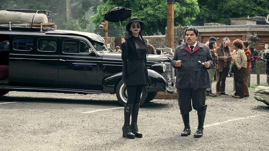 Morticia schaut zur Seite und Gomez beobachtet sie dabei