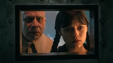 Fred Armisen als Onkel Fester und Jenna Ortega als Wednesday. - Foto: Helen Sloan/Netflix © 2025 Fred Armisen als Onkel Fester und Jenna Ortega als Wednesday. - Foto: Helen Sloan/Netflix © 2025