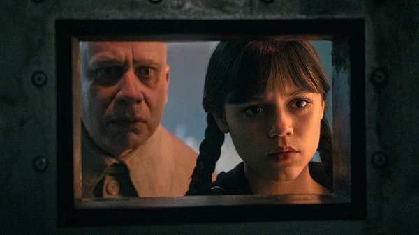 Fred Armisen als Onkel Fester und Jenna Ortega als Wednesday. - Foto:  Helen Sloan/Netflix © 2025