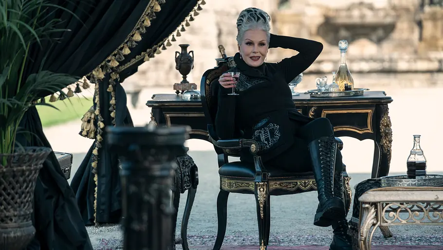 Joanna Lumley als Grandmama Hester.