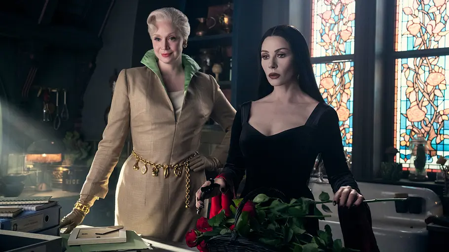 Gwendoline Christie als Prof. Weems und Catherine Zeta-Jones als Morticia Addams.
