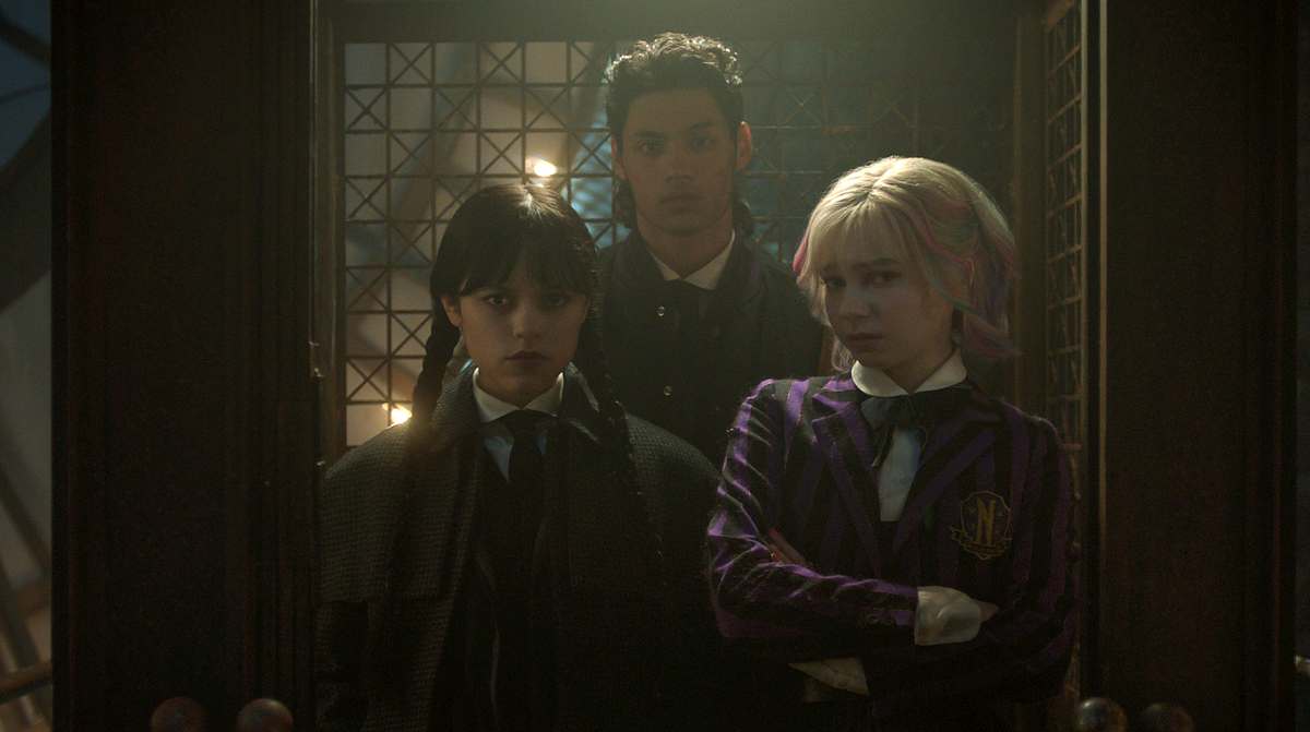 Wednesday,  Enid Sinclair und ihr Freund in der Nevermore Academy!