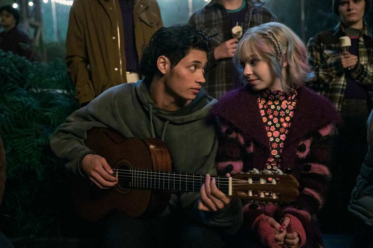 Wednesday Enid und ihr Love Interest mit Gitarre in Wednesday Staffel 2 schauen sich tief in die Augen!