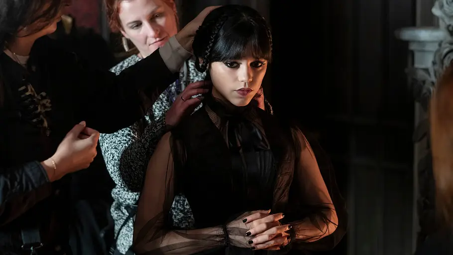 „Wednesday“ Staffel 3 Jenna Ortega als Wednesday Addams am Set von „Wednesday“ Staffel 2.