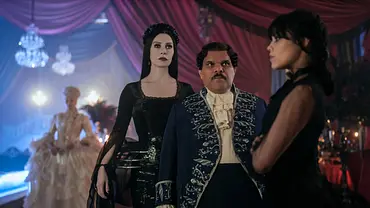 Morticia, Gomez und Wednesday Addams bei einem Spendenball auf der Nevermore Academy.  - Foto: BERNARD WALSH/NETFLIX