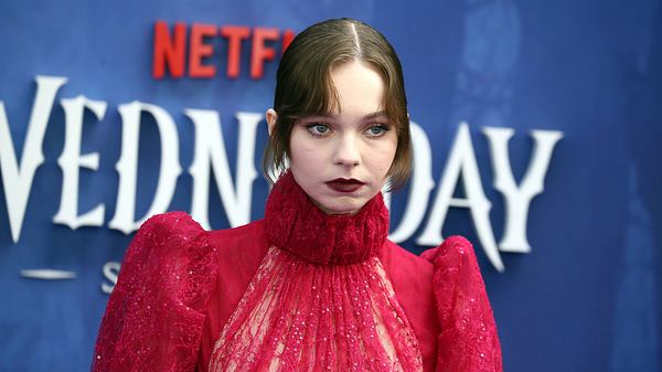 Emma Myers auf dem roten Teppich bei der Premiere der zweiten Staffel von Wednesday - Foto: IMAGO / ZUMA Press Wire