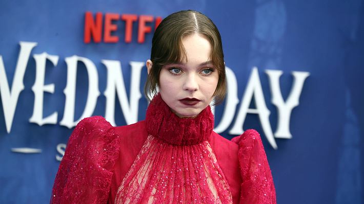 Emma Myers auf dem roten Teppich bei der Premiere der zweiten Staffel von Wednesday - Foto: IMAGO / ZUMA Press Wire
