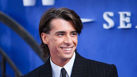 Georgie Farmer bei der Premiere von Wednesday Staffel 2 in einem schwarzen Anzug mit Krawatte - Foto: IMAGO / Avalon.red