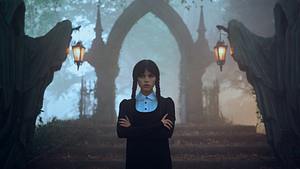 Wednesday (Jenna Ortega) steht in Staffel 2 der gleichnamigen Netflix-Serie mit verschränkten Armen auf einem Friedhof - Foto: Netflix