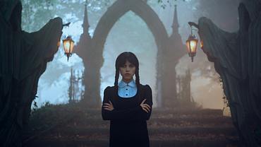 Wednesday (Jenna Ortega) steht in Staffel 2 der gleichnamigen Netflix-Serie mit verschränkten Armen auf einem Friedhof - Foto: Netflix