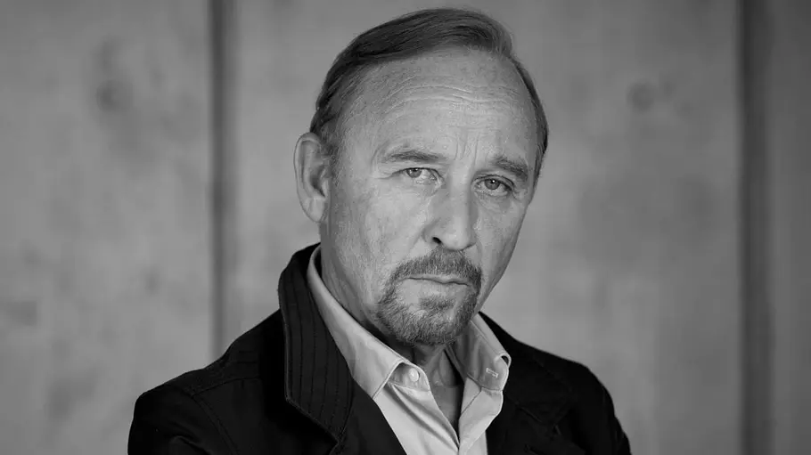 Wegen des Todes von Schauspieler Alexander Held reagiert das ZDF kurzfristig mit einer Programmänderung Schwarz-weiß Foto von Schauspieler Alexander Held