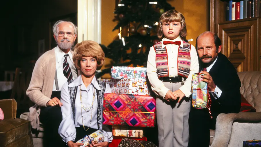 Die Familie unter dem Weihnachtsbaum