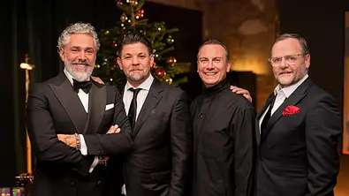 Tim Mälzer, Roland Trettl, Tim Raue und Sepp Schellhorn bei der Weihnachts-Edition von „Kitchen Impossible“ auf VOX. - Foto: RTL / Markus Hertrich