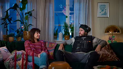 Johanne und Bo sitzen auf der Couch und schauen einander an. - Foto: Courtesy of Netflix