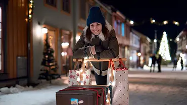 Johanne auf einem Schlitten in einer Szene aus Staffel 3. - Foto: Netflix