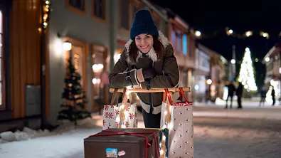Johanne auf einem Schlitten in einer Szene aus Staffel 3. - Foto: Netflix