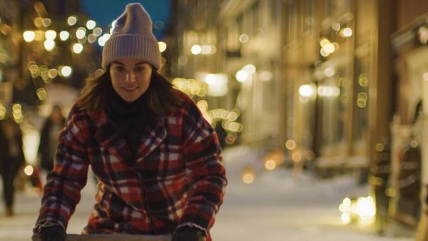 Johanne fährt mit einem Schlitten durch den Schnee in ihrer Heimatstadt in Finnland - Foto: IMAGO / Everett Collection