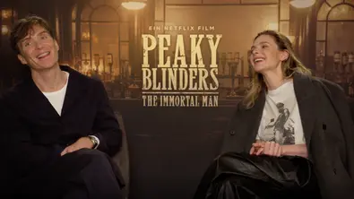 Cillian Murphy und Rebecca Ferguson lachen - Foto: Netflix Cillian Murphy und Rebecca Ferguson lachen - Foto: Netflix