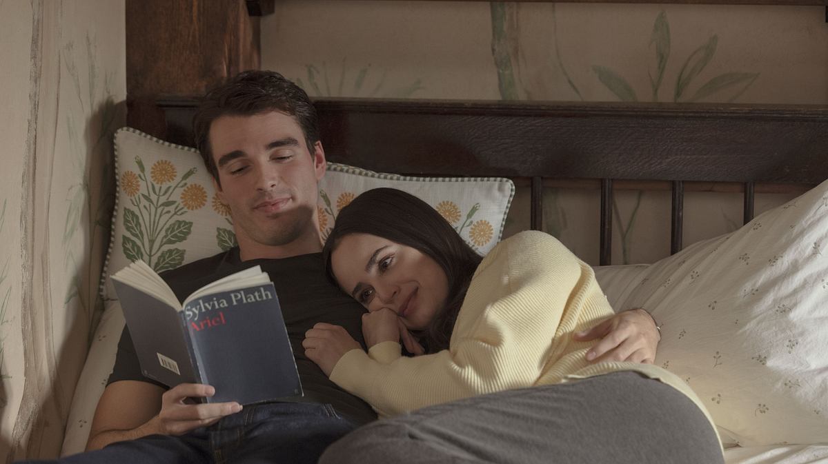 Anna kuschelt sich an Jamie, der gerade ein Buch liest