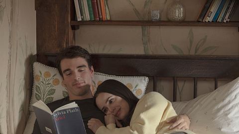 Anna kuschelt sich an Jamie, der gerade ein Buch liest - Foto: Chris Baker / Netflix 