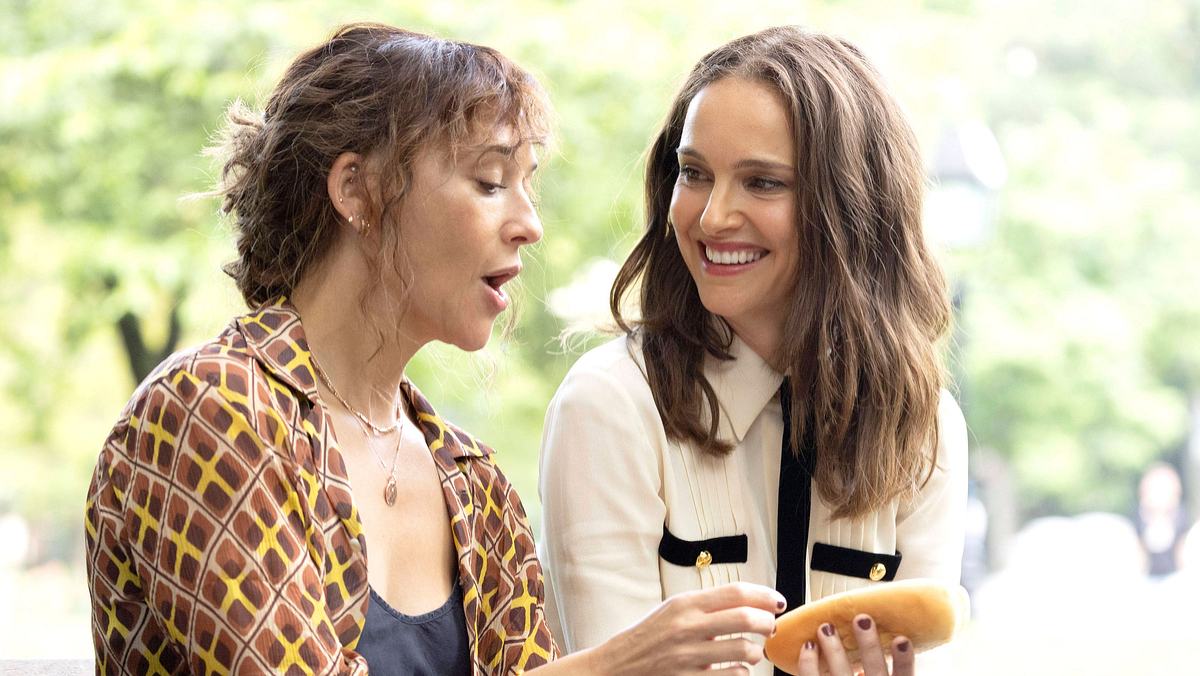 Natalie Portman & Rashida Jones Natalie Portman & Rashida Jones sitzend lächelnd auf einer Bank in Manhattan!