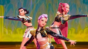 Zoey, Rumi und Mina stehen in Post und performen ihren neuen Song „Golden“ - Foto: Netflix
