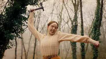 Lizzie Borden schwingt draußen eine Axt. - Foto: SUZANNE TENNER/NETFLIX Lizzie Borden schwingt draußen eine Axt. - Foto: SUZANNE TENNER/NETFLIX