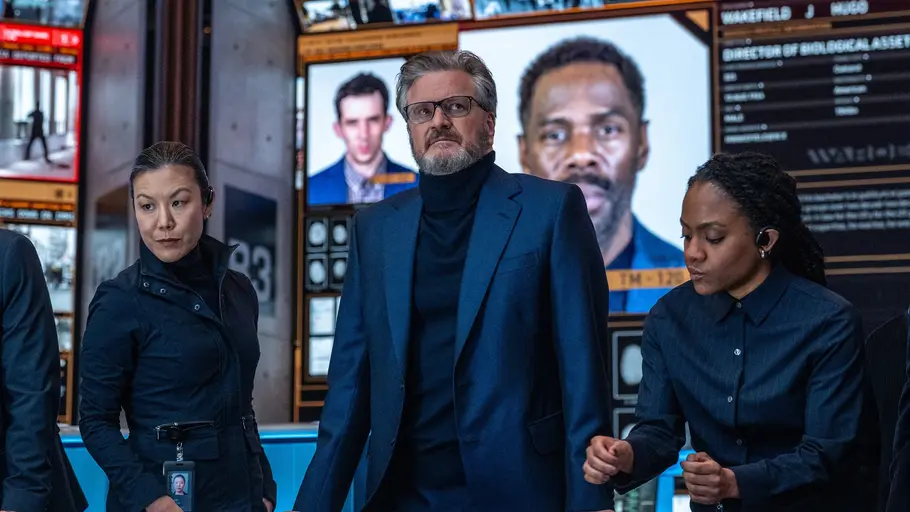 Wer es mit dem „Tag der Wahrheit“ nicht so eilig hat, kann „Disclosure Day“ auch bald schon zu Hause sehen. Colin Firth steht in Disclosure Day vor zahlreichen Monitoren.
