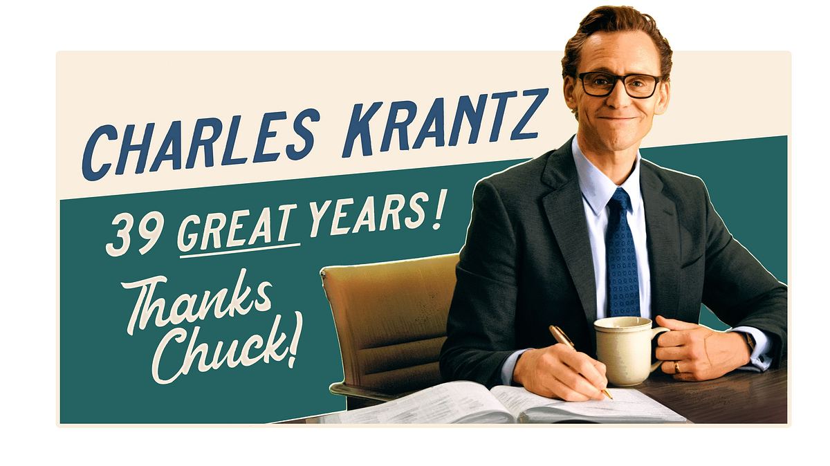 Wer ist Chuck Krantz? Die Figuren zu Beginn des Films wissen es nicht – wir am Ende schon. Eine Werbetafel mit der Aufschrift „Charles Krantz: 39 Great Years! Thanks, Chuck!“