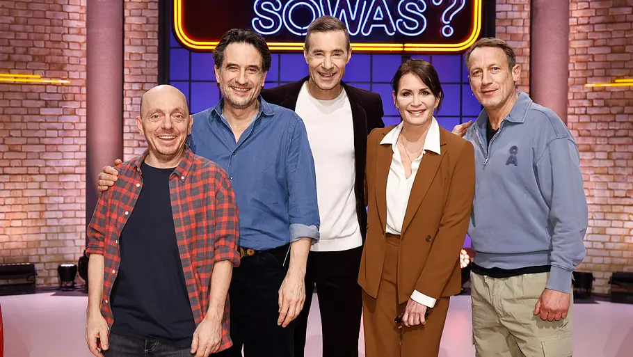 Moderator Kai Pflaume (M.) und seine Rateteam-Kapitäne Bernhard Hoëcker (l.) und Wotan Wilke Möhring (r.) begrüßen in dieser Sendung, den Schauspieler Oliver Mommsen (2.v.l.) und die Schauspielerin Anja Kling (2.v.r.). Moderator Kai Pflaume (M.) und seine Rateteam-Kapitäne Bernhard Hoëcker (l.) und Wotan Wilke Möhring (r.) begrüßen in dieser Sendung, den Schauspieler Oliver Mommsen (2.v.l.) und die Schauspielerin Anja Kling (2.v.r.).
